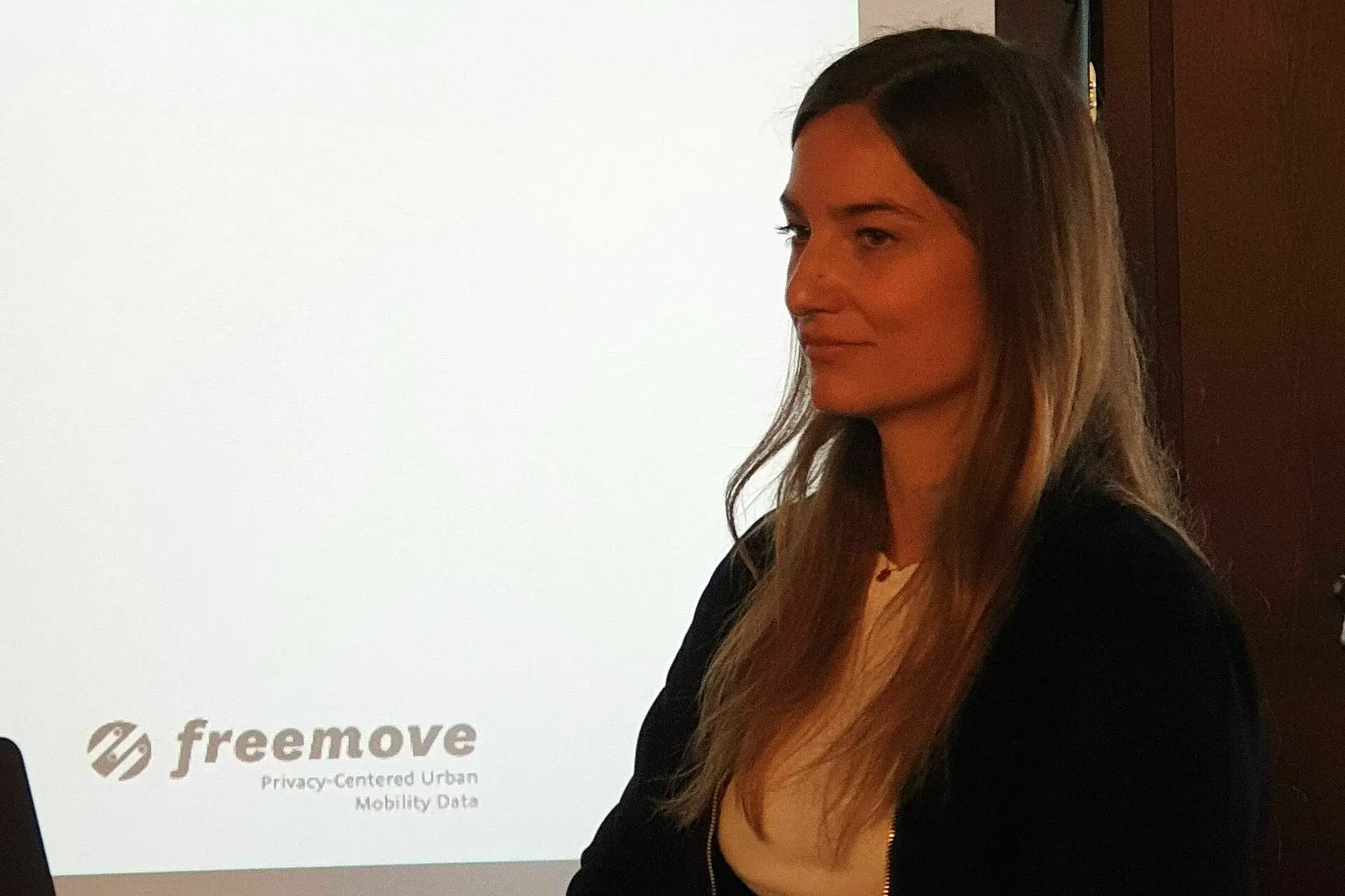 Eine Person vor einer Leinwand mit freemove-Logo